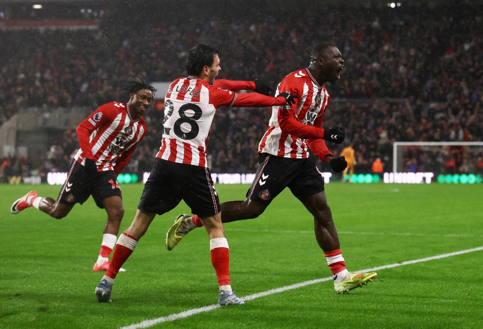 แมวดำหืดขึ้นที่ 8 พรีเมียร์ลีก